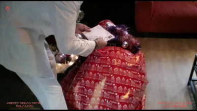 クリスマスプレゼントの金髪ママ。