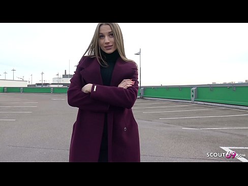 ❤️ ドイツ人スカウトマンは、夢のようにスティール、駐車場のテルテル、お金のためのセクシーに触れることです。 ❤️ セックスビデオ ❌️❤
