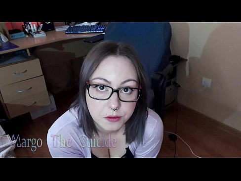 ❤️ 眼鏡をかけたセクシーな少女がカメラに向かってディルドを深くしゃぶる ❤️ セックスビデオ ❌️❤