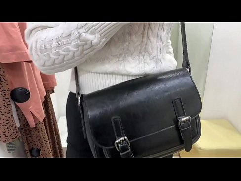 ❤️ 試着室でディルドを使った若い雌犬フェラルベリーの公開オナニー ❤️ セックスビデオ ❌️❤